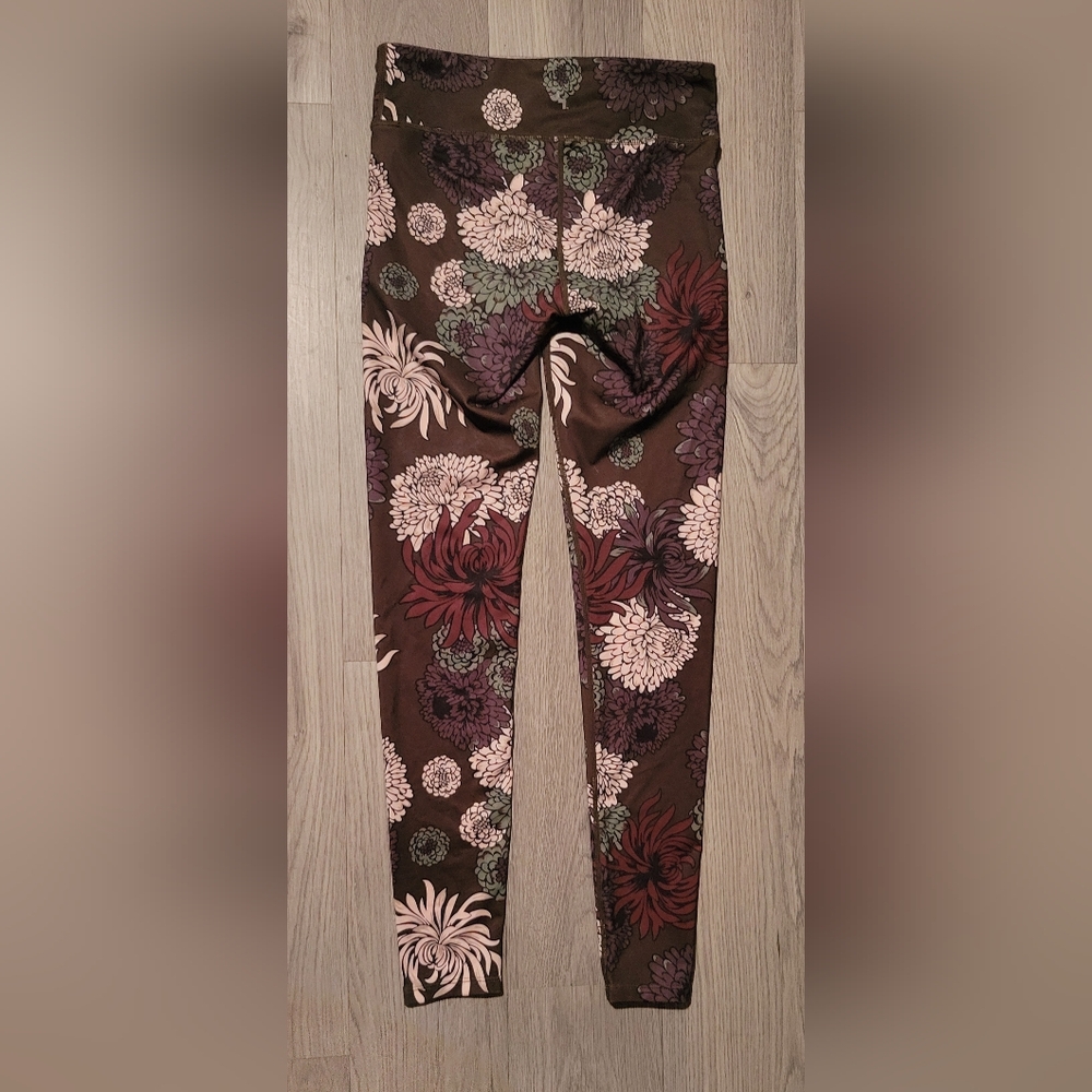 JoyLab Metallic Chrysanthemum Floral Athletic Set, Size Small (better fit XS) - Picture 10 of 16